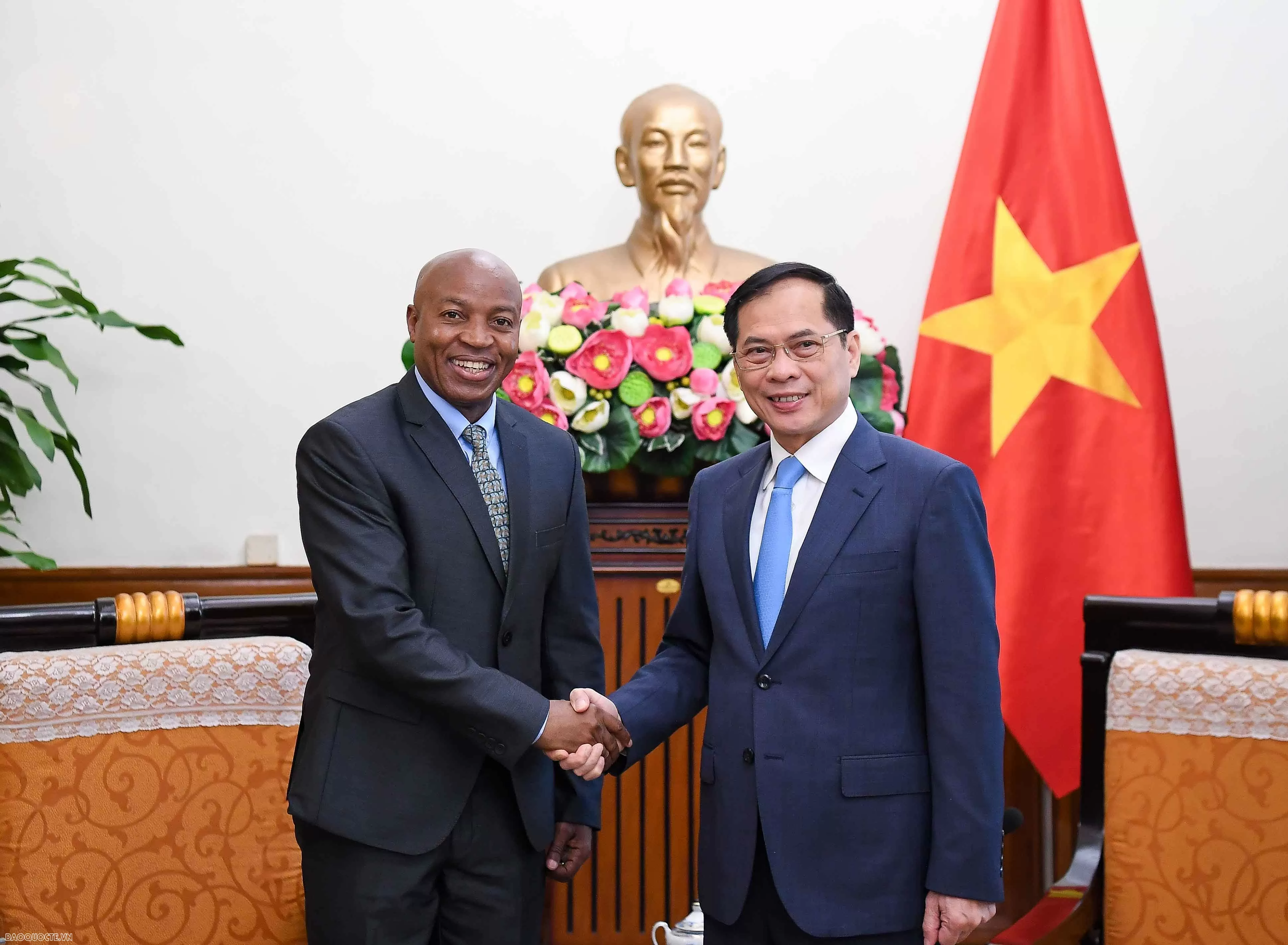 Deputy PM, Foreign Minister Bui Thanh Son receives Tanzanian Deputy Foreign Minister