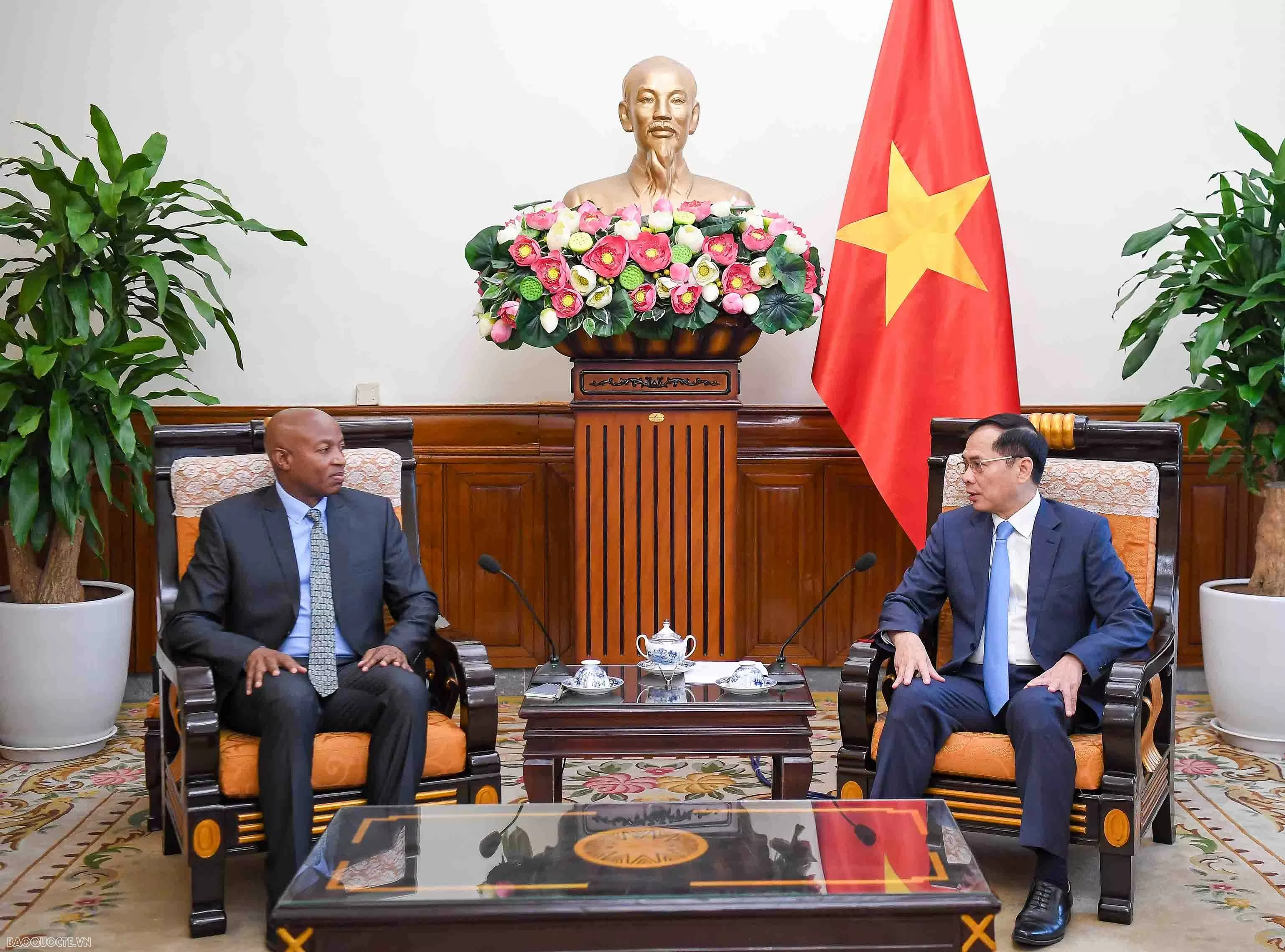 Deputy PM, Foreign Minister Bui Thanh Son receives Tanzanian Deputy Foreign Minister