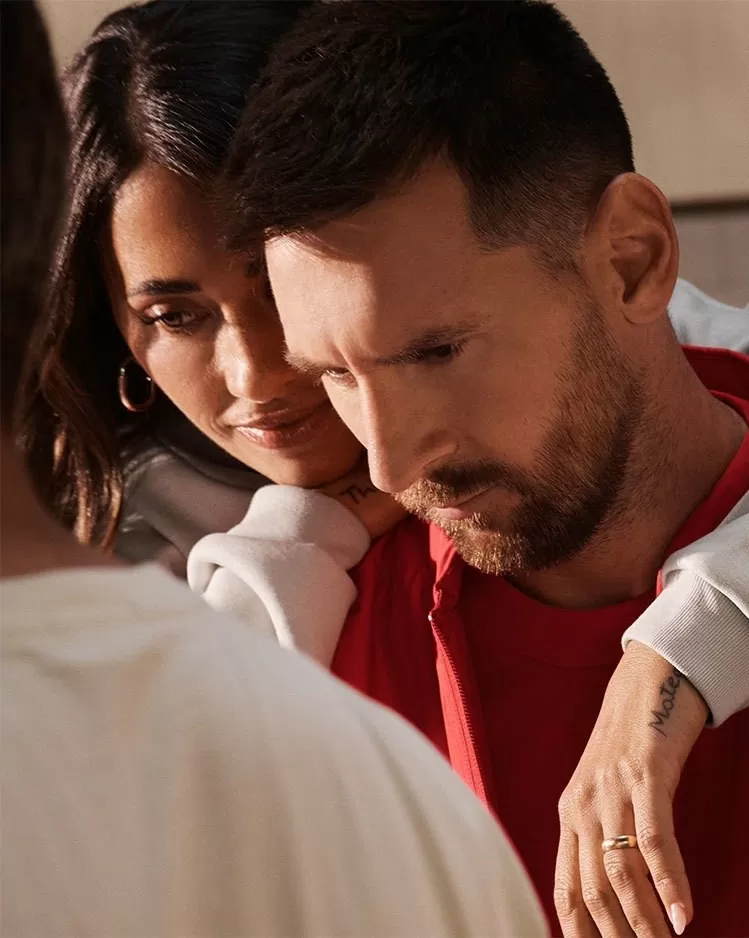 Vợ chồng siêu sao Lionel Messi lần đầu làm mẫu giới thiệu trang phục thể thao Vợ chồng siêu sao Lionel Messi lần đầu làm mẫu giới thiệu trang phục thể thao