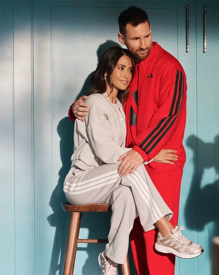 Vợ chồng siêu sao Lionel Messi lần đầu làm mẫu trang phục thể thao gia đình Vợ chồng siêu sao Lionel Messi lần đầu làm mẫu trang phục thể thao gia đình