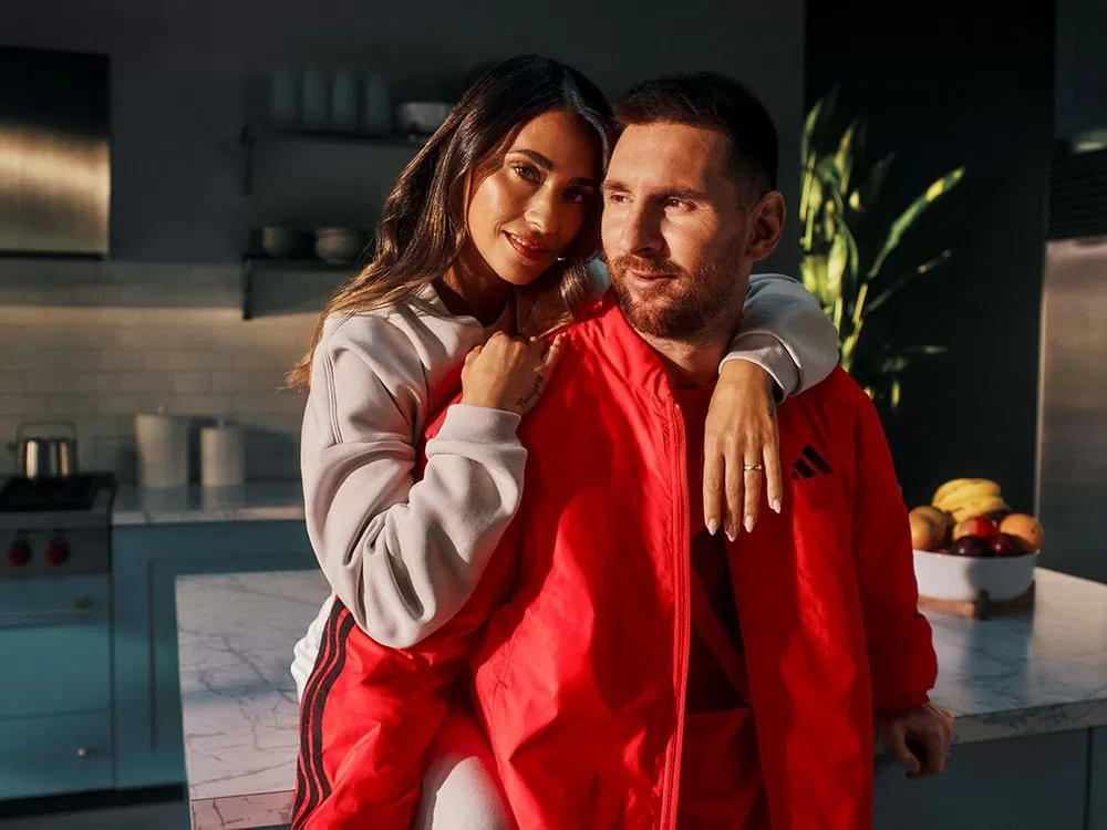 Vợ chồng siêu sao Lionel Messi lần đầu làm mẫu trang phục thể thao gia đình Vợ chồng siêu sao Lionel Messi lần đầu làm mẫu trang phục thể thao gia đình