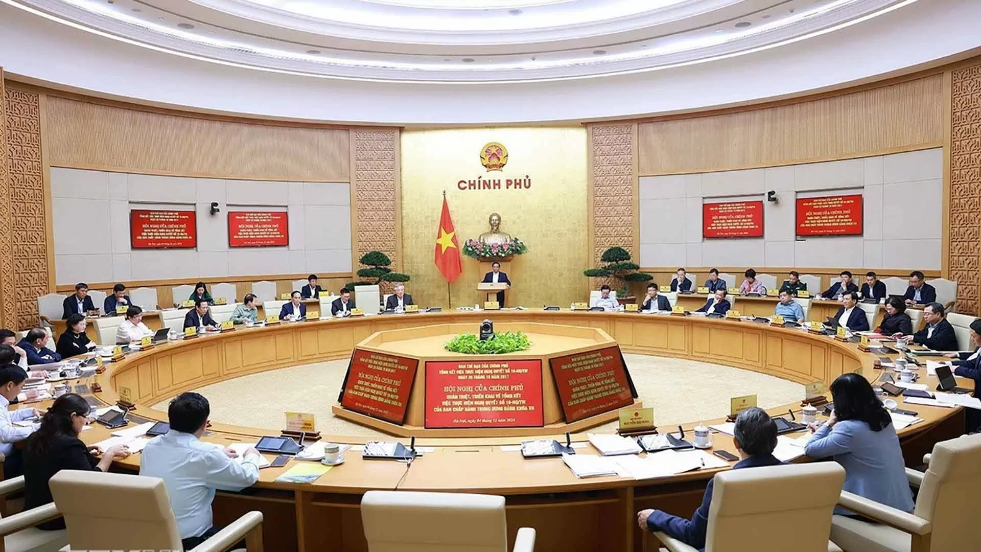 Hội nghị của Chính phủ quán triệt, triển khai tổng kết việc thực hiện Nghị quyết số 18-NQ/TW. (Nguồn: TTXVN) Hội nghị của Chính phủ quán triệt, triển khai tổng kết việc thực hiện Nghị quyết số 18-NQ/TW. (Nguồn: TTXVN)