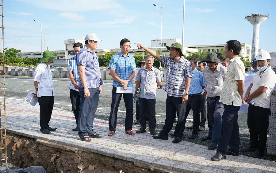 Phó Bí thư Tỉnh ủy, Chủ tịch UBND tỉnh Huỳnh Quốc Việt kiểm tra tình hình và chỉ đạo tháo gỡ khó khăn, vướng mắc, đẩy nhanh tiến độ thực hiện và giải ngân các dự án. (Nguồn: