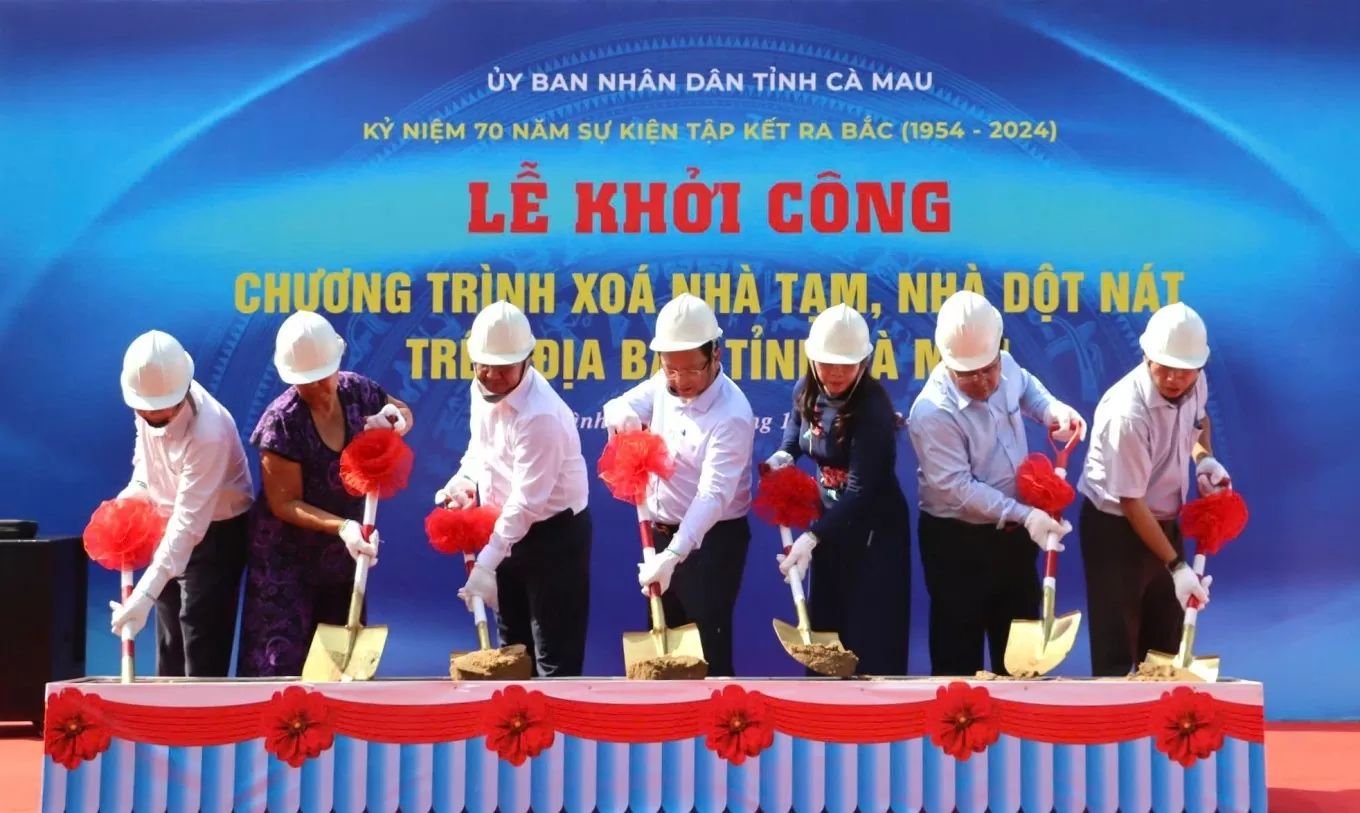 Các đại biểu khởi công chương trình xóa nhà tạm, nhà dột nát trên địa bàn tỉnh Cà Mau. Ảnh: An Minh