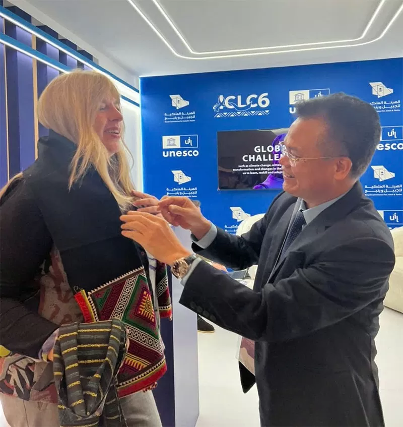 Chairman Do Van Tru presenting a traditional Piêu Scarf to Ms. Isabell Kempf, Director of UNESCO’s Institute for Lifelong Learning