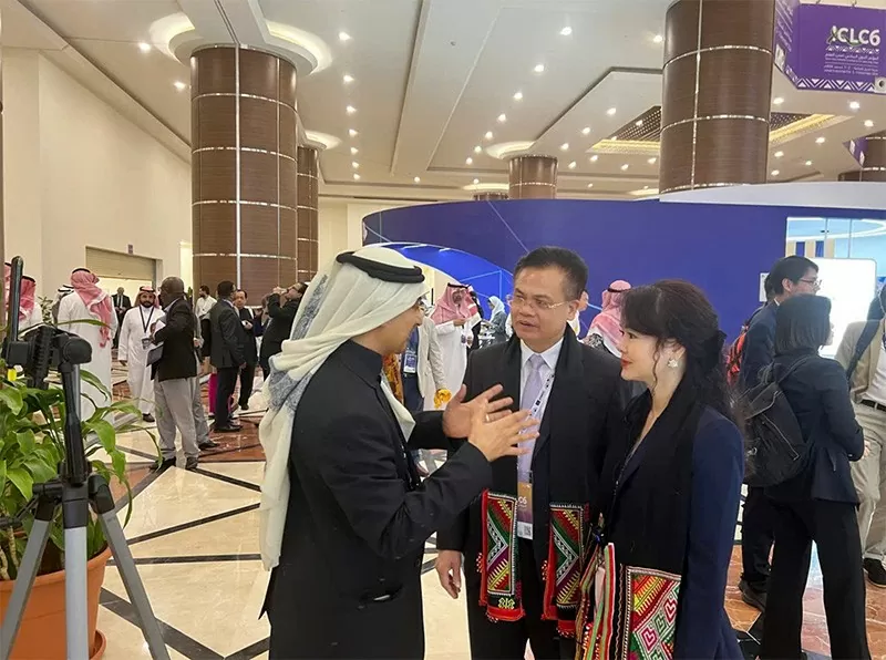 Đại diện thành phố Sơn La trả lời phỏng vấn của Chính quyền thành phố Jubail. Đại diện thành phố Sơn La trả lời phỏng vấn của Chính quyền thành phố Jubail.