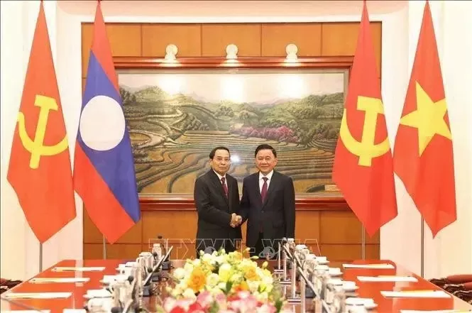 Senior Party officials of Vietnam, Laos hold talks