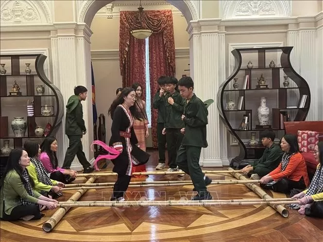 Thanh thiếu niên Việt Nam tại Mỹ trải nghiệm một ngày cùng chiến sĩ Thanh thiếu niên Việt Nam tại Mỹ trải nghiệm một ngày cùng chiến sĩ