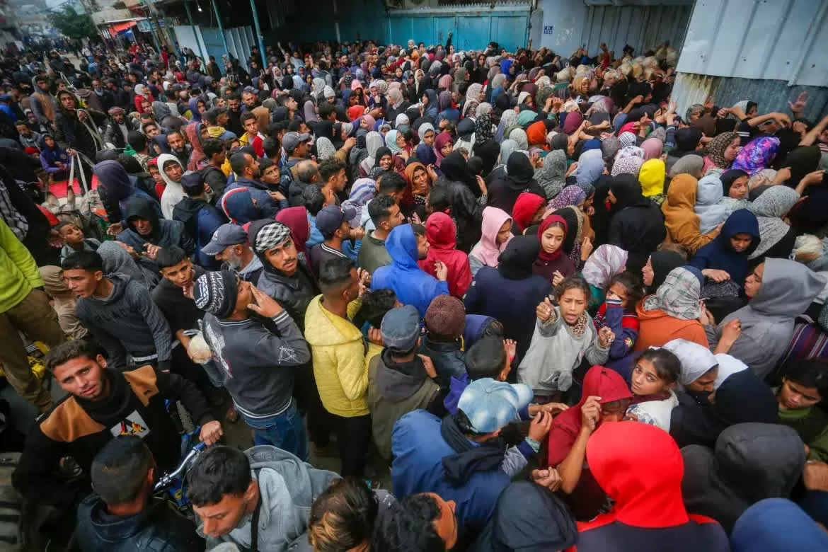 Xung đột Dải Gaza: Người dân Palestine đi bộ gần chục cây số với hi vọng 'có bữa no' Xung đột Dải Gaza: Người dân Palestine đi bộ gần chục cây số với hi vọng 'có bữa no'