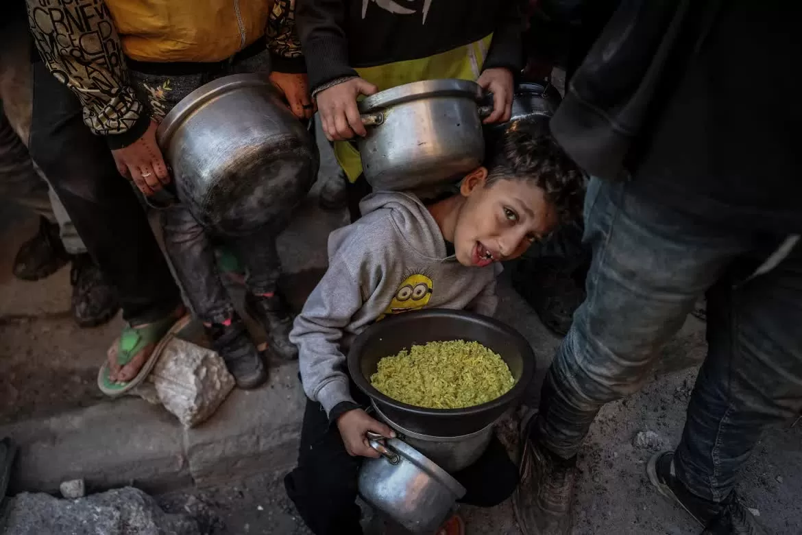 Xung đột Dải Gaza: Người dân Palestine đi bộ gần chục cây số với hi vọng 'có bữa no' Xung đột Dải Gaza: Người dân Palestine đi bộ gần chục cây số với hi vọng 'có bữa no'