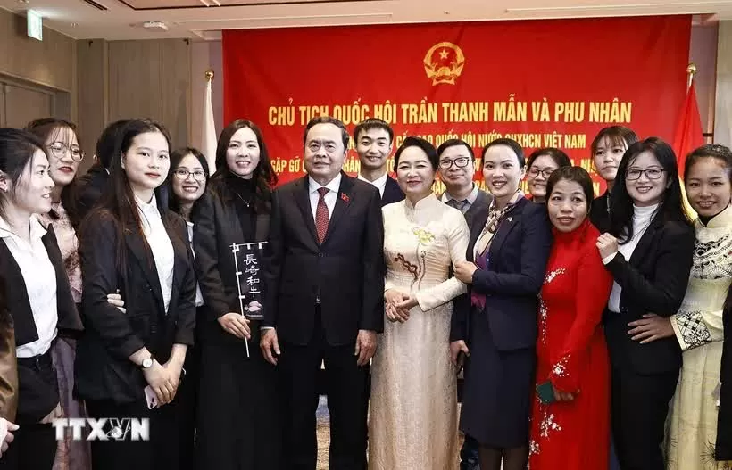 Chủ tịch Quốc hội Trần Thanh Mẫn và Phu nhân với đại diện cộng đồng người Việt Nam tại khu vực Kyushu, Okinawa và Trung Nam Nhật Bản. (Ảnh: Doãn Tấn/TTXVN)