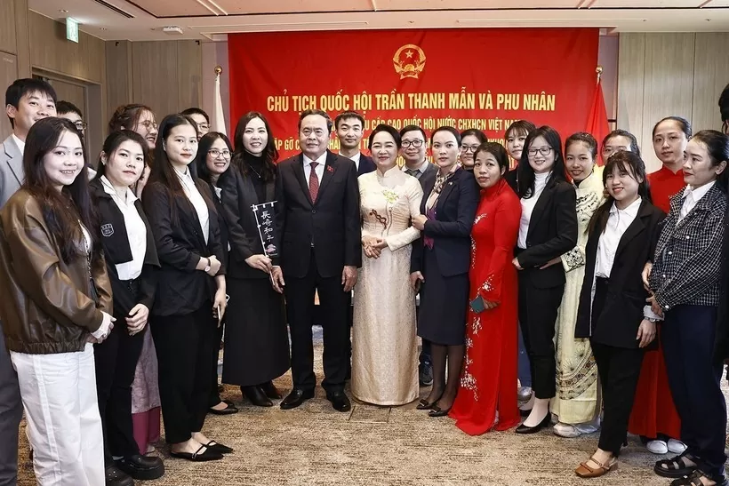 National Assembly Chairman Tran Thanh Man, his pouse and representatives of the Vietnamese community in Kyushu, Okinawa and south-central region of Japan. (Photo: VNA)