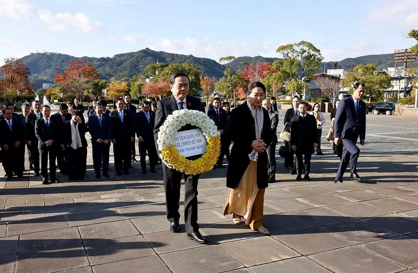 NA Chairman Tran Thanh Man, his spouse and the high-ranking delegation of the Vietnamese legislature laid a wreath in memory of the victims of the Nagasaki atomic bomb at the Peace Park. (Photo: VNA)