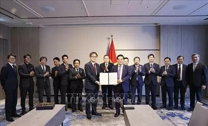 National Assembly Chairman Tran Thanh Man witnesses the exchange of a Memorandum of Understanding on educational training cooperation between Hiroshima University (HU) and Sovico Group. (Photo: VNA)