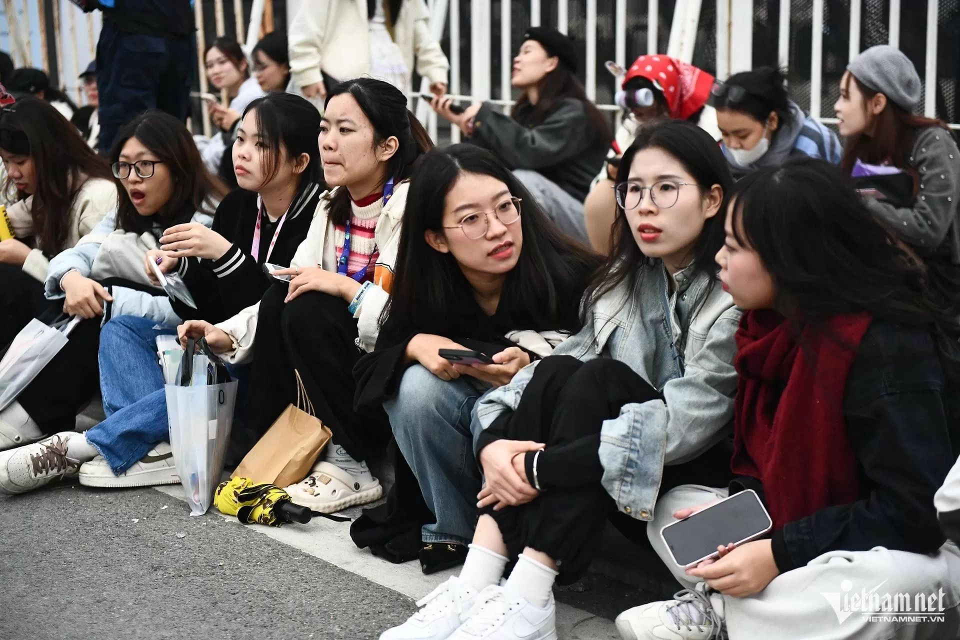 Dân văn phòng xin nghỉ làm sớm đi 'đu' Anh trai say hi