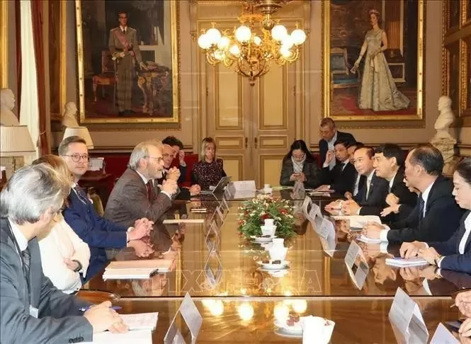 At the meeting between Chairman of the NA Committee for Culture and Education Nguyen Dac Vinh and President of the Belgian House of Representatives Peter De Roover. (Photo: VNA)