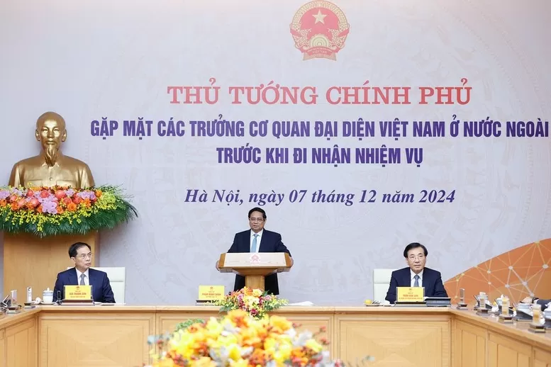 Prime Minister Pham Minh Chinh on December 7 meets with ambassadors and heads of Vietnam's representative offices abroad before they take on their new assignments. (Photo: VGP)