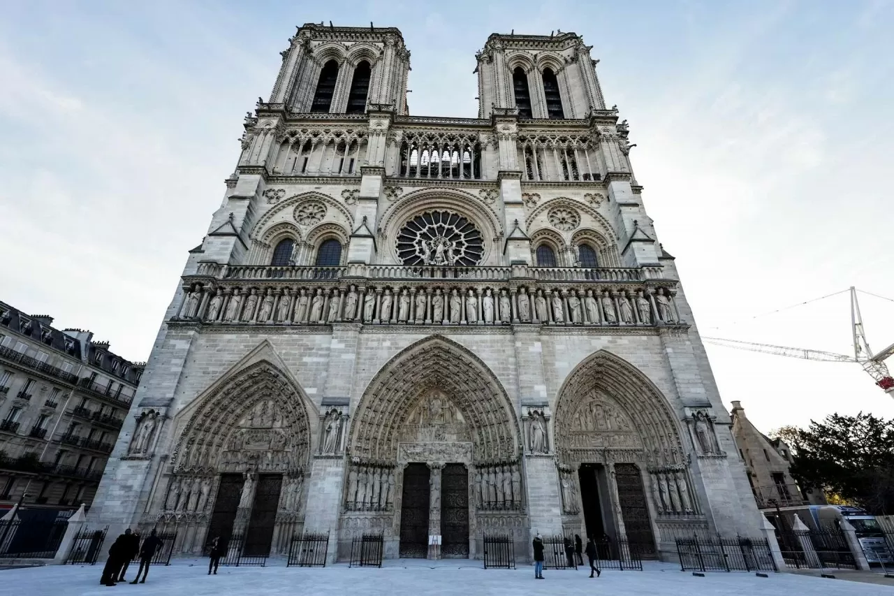 Pháp: Khung cảnh choáng ngợp bên trong Nhà thờ Đức Bà Paris Pháp: Khung cảnh choáng ngợp bên trong Nhà thờ Đức Bà Paris
