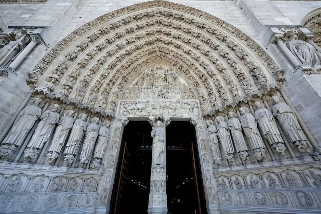 Pháp: Khung cảnh choáng ngợp bên trong Nhà thờ Đức Bà Paris Pháp: Khung cảnh choáng ngợp bên trong Nhà thờ Đức Bà Paris