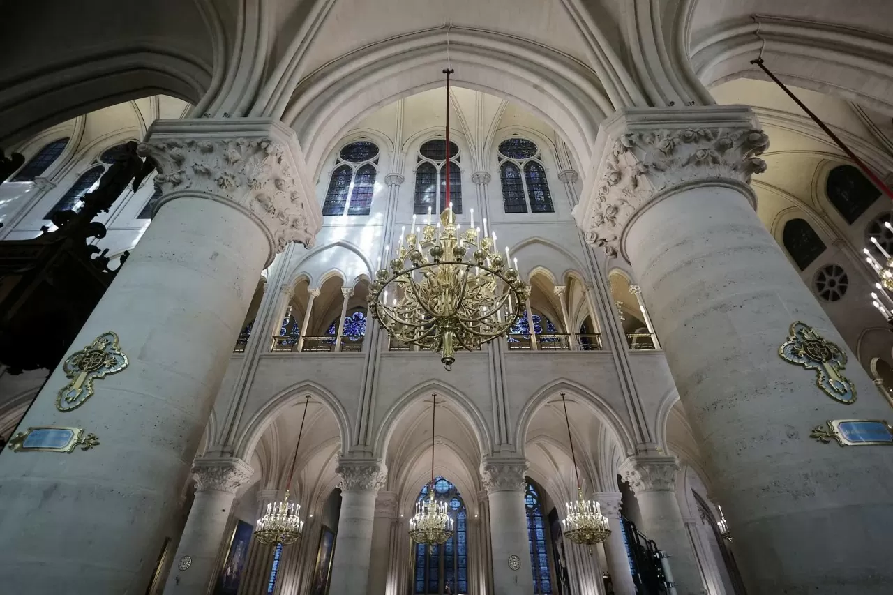 Pháp: Khung cảnh choáng ngợp bên trong Nhà thờ Đức Bà Paris Pháp: Khung cảnh choáng ngợp bên trong Nhà thờ Đức Bà Paris