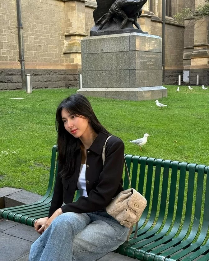 Hoa hậuThùy Tiên khoe ảnh dạo phố Melbourne, Australia với phong cách trẻ trung. Hoa hậu kết hợp áo khoác dáng lửng cùng quần jeans, mang hơi hướng thời trang học đường. Hoa hậuThùy Tiên khoe ảnh dạo phố Melbourne, Australia với phong cách trẻ trung. Hoa hậu kết hợp áo khoác dáng lửng cùng quần jeans, mang hơi hướng thời trang học đường.