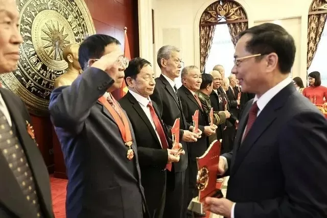 Vietnam honours Chinese war veterans, experts in Beijing gathering