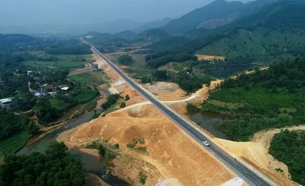 Đường Hòa Lạc - Hòa Bình đang khai thác 2 làn xe, sẽ kết nối với cao tốc Hòa Bình - Mộc Châu. (Ảnh: Giang Huy) Đường Hòa Lạc - Hòa Bình đang khai thác 2 làn xe, sẽ kết nối với cao tốc Hòa Bình - Mộc Châu. (Ảnh: Giang Huy)