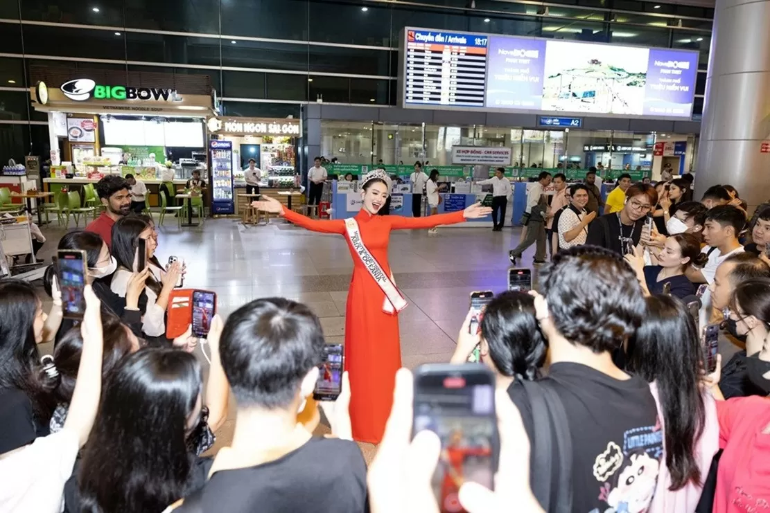 Á hậu 3 Liên lục địa Bùi Khánh Linh trở về