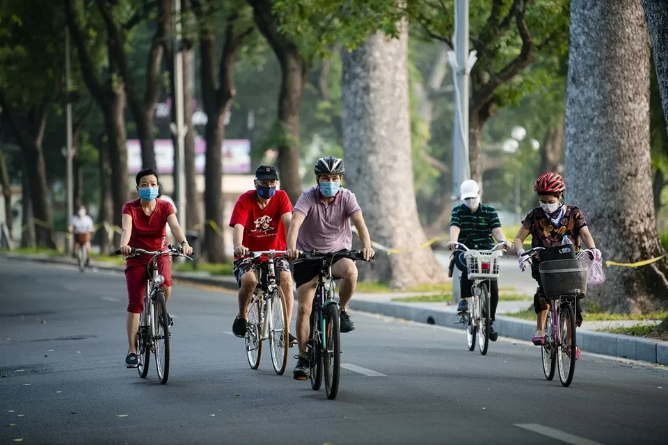 Ảnh 2. Người dân đi xe đạp bên Hồ Hoàn Kiếm. (Nguồn: KTĐT) Ảnh 2. Người dân đi xe đạp bên Hồ Hoàn Kiếm. (Nguồn: KTĐT)