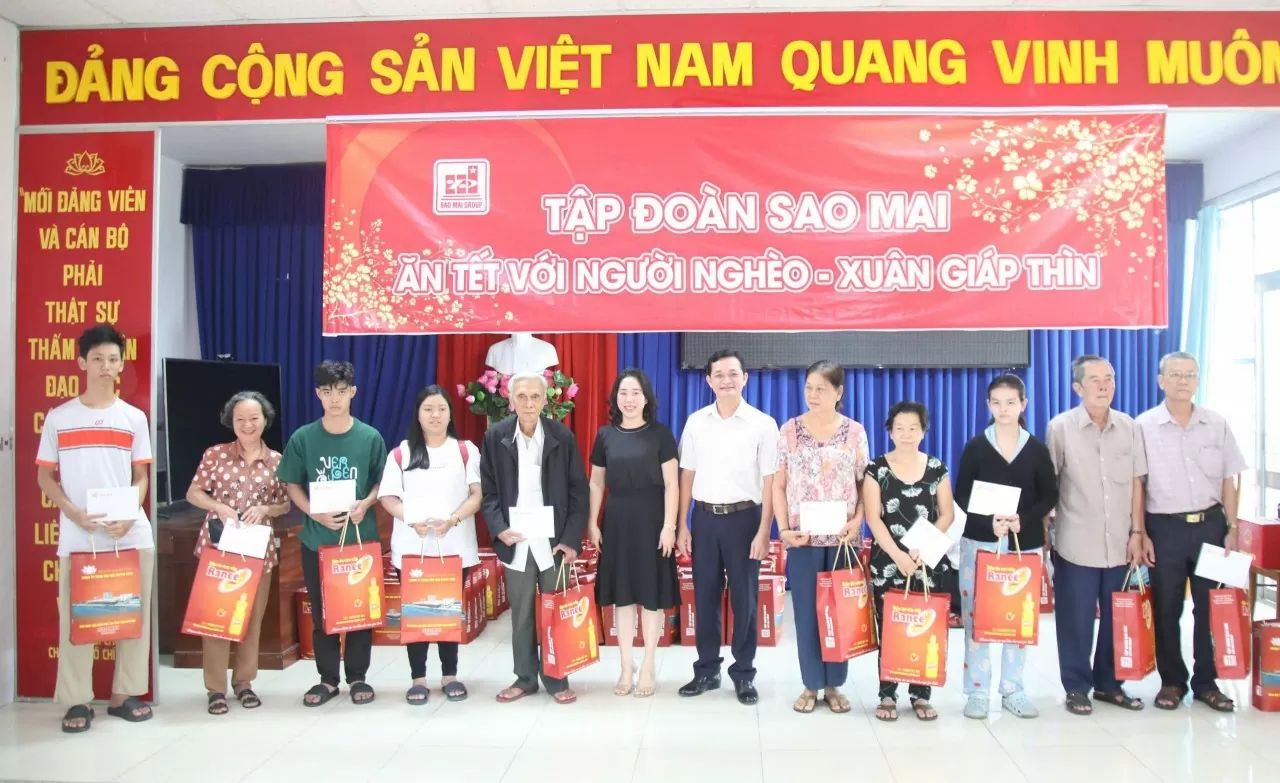 Sao Mai celebrates Tet with low-income people - a close and friendly image.