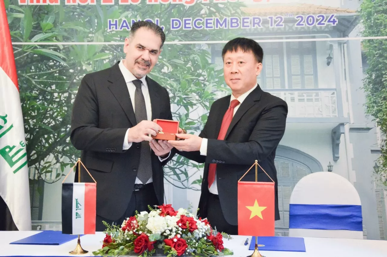 Ông Ngô Phương Nghị, Cục trưởng Cục Phục vụ Ngoại giao đoàn trao lại chìa khóa nhà cho ông Ahmad Moayad Rashad Al-Azzawi, Đại biện Đại sứ quán Iraq tại Việt Nam. (Ảnh: Phạm Hiền) Ông Ngô Phương Nghị, Cục trưởng Cục Phục vụ Ngoại giao đoàn trao lại chìa khóa nhà cho ông Ahmad Moayad Rashad Al-Azzawi, Đại biện Đại sứ quán Iraq tại Việt Nam. (Ảnh: Phạm Hiền)