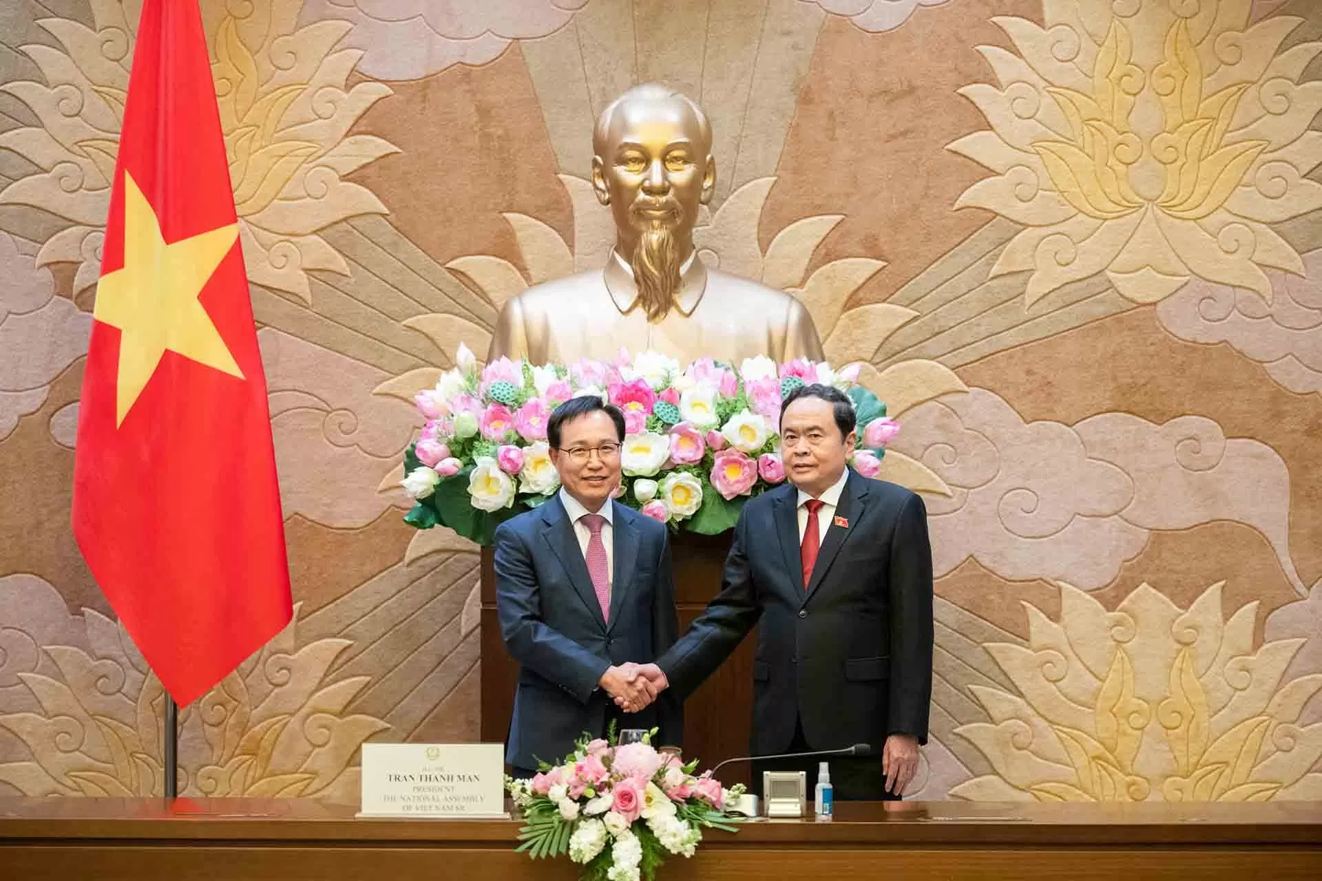 NA Chairman Tran Thanh Man receives Samsung Vietnam's leader