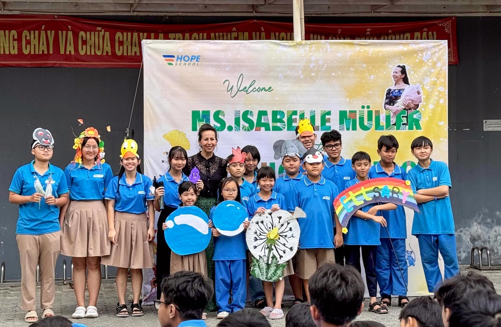 Mrs. Isabelle Muller donates books to students at Hope School, Da Nang City.