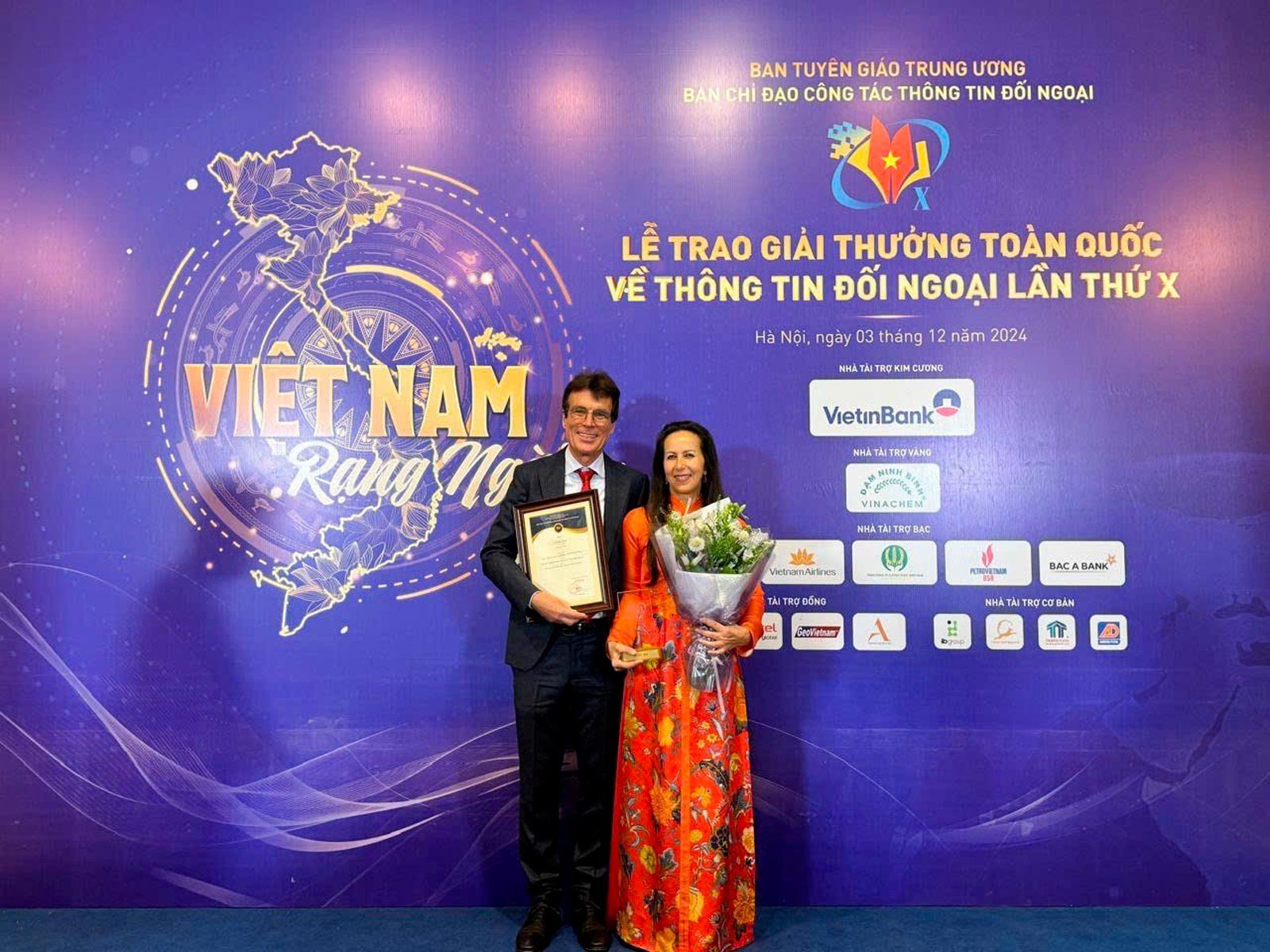 1.	Mrs. Isabelle Muller and her husband at the award ceremony for the 10th National External Information Awards at the Hanoi Opera House, December 3, 2024.