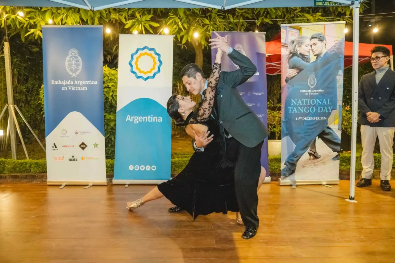 Sự kiện kỷ niệm có sự góp mặt của cặp đôi nhảy Tango chuyên nghiệp Pablo Daniel Martinez và Bárbara Benítez. (Ảnh: Đại sứ quán Argentina tại Việt Nam)