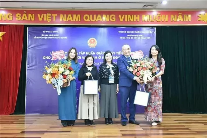 Vietnamese language teachers abroad complete training in Hanoi. (Photo: VNA)