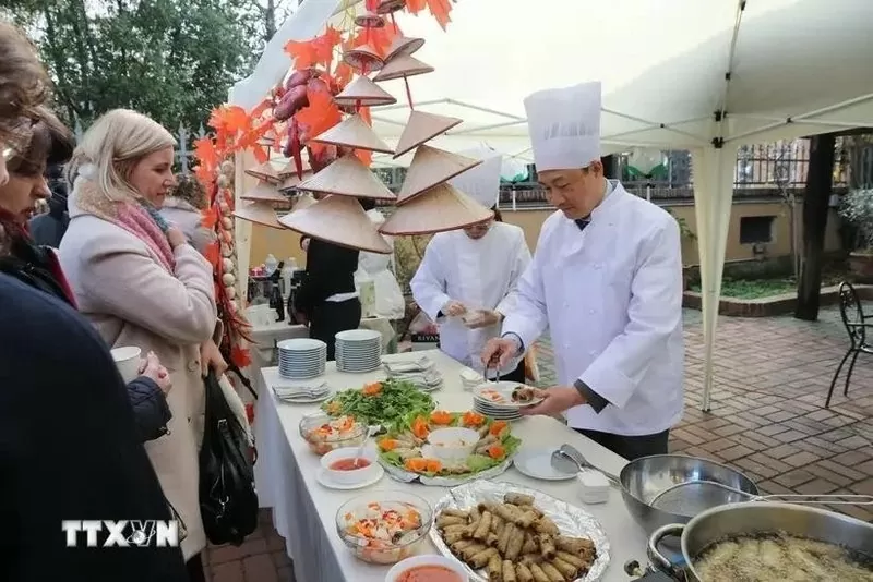 Vietnamese Ambassador to Italy Duong Hai Hung invites delegates and guests to enjoy pho” (Vietnamese noodle soup) and “nem”. (Photo: VNA)