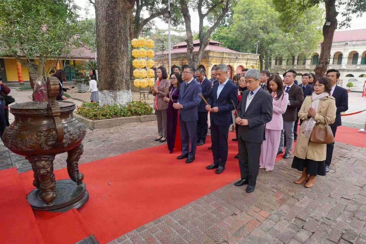 Đoàn tham gia Lễ Dâng hương tại Điện Kính thiên. (Nguồn: Khu Di sản Hoàng thành Thăng Long) Đoàn tham gia Lễ Dâng hương tại Điện Kính thiên. (Nguồn: Khu Di sản Hoàng thành Thăng Long)