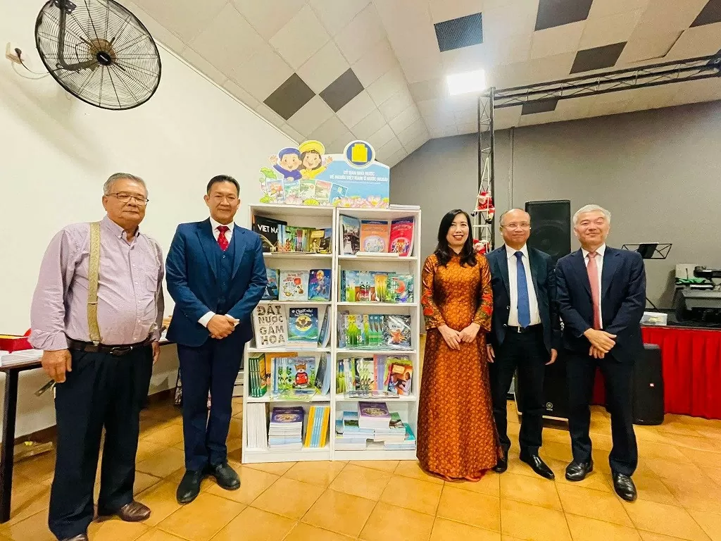 Thứ trưởng Lê Thị Thu Hằng thăm cộng đồng người Việt tại New Caledonia Thứ trưởng Lê Thị Thu Hằng thăm cộng đồng người Việt tại New Caledonia