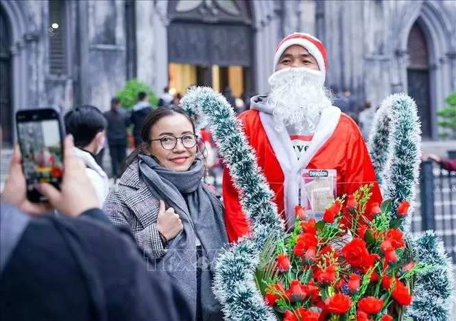 Phố cổ Hà Nội tưng bừng chào đón Giáng sinh