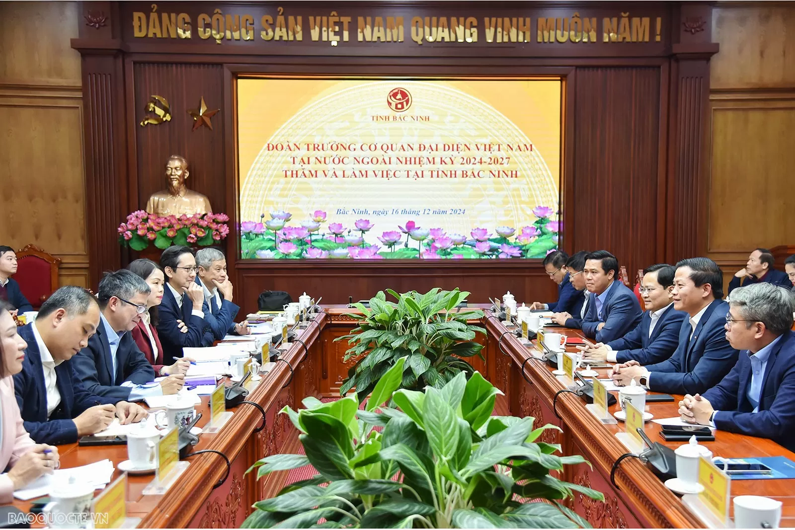 Bac Ninh urges Heads of Vietnamese representative missions to attract high-tech investment