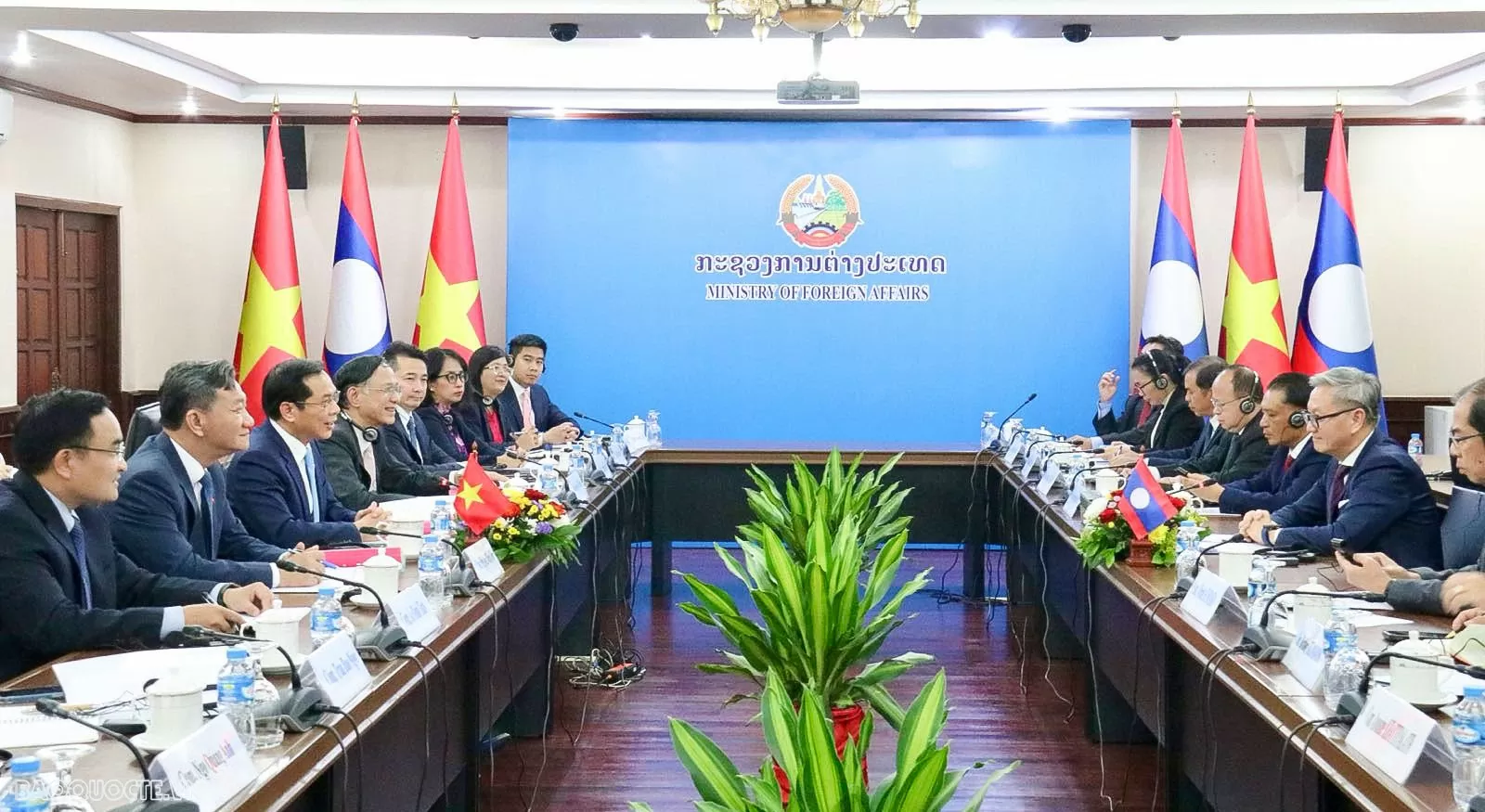 Vietnam, Laos Foreign Ministers hold 11th Ministerial Political Consultation