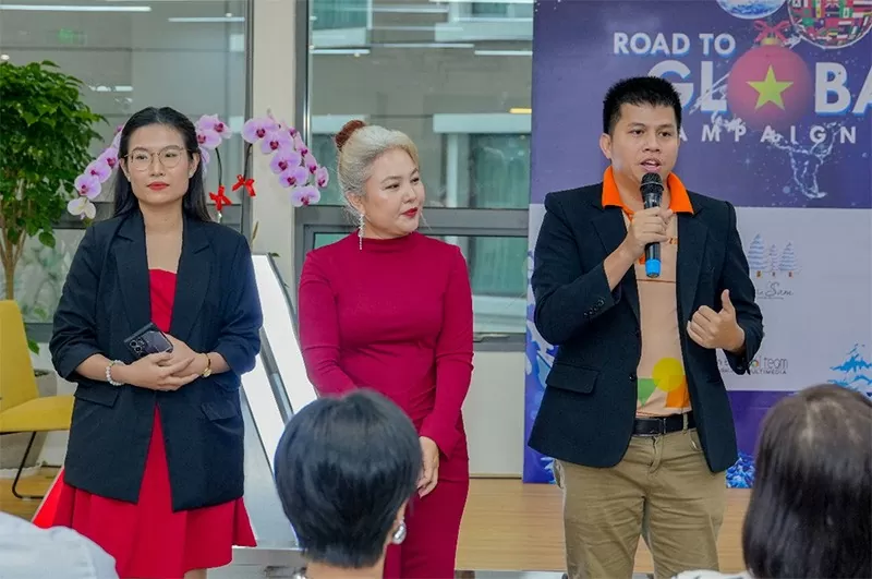 Ông Vũ Đức Phong và Bà Phạm Khương Kim Ngọc từ iStudio trình bày về các cơ hội nhận học bổng quốc tế.