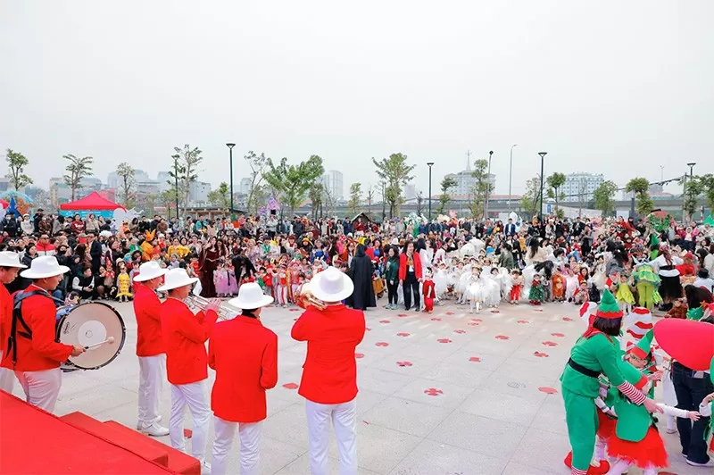 Sự kiện thu hút gần 3000 người tham dự. Sự kiện thu hút gần 3000 người tham dự.
