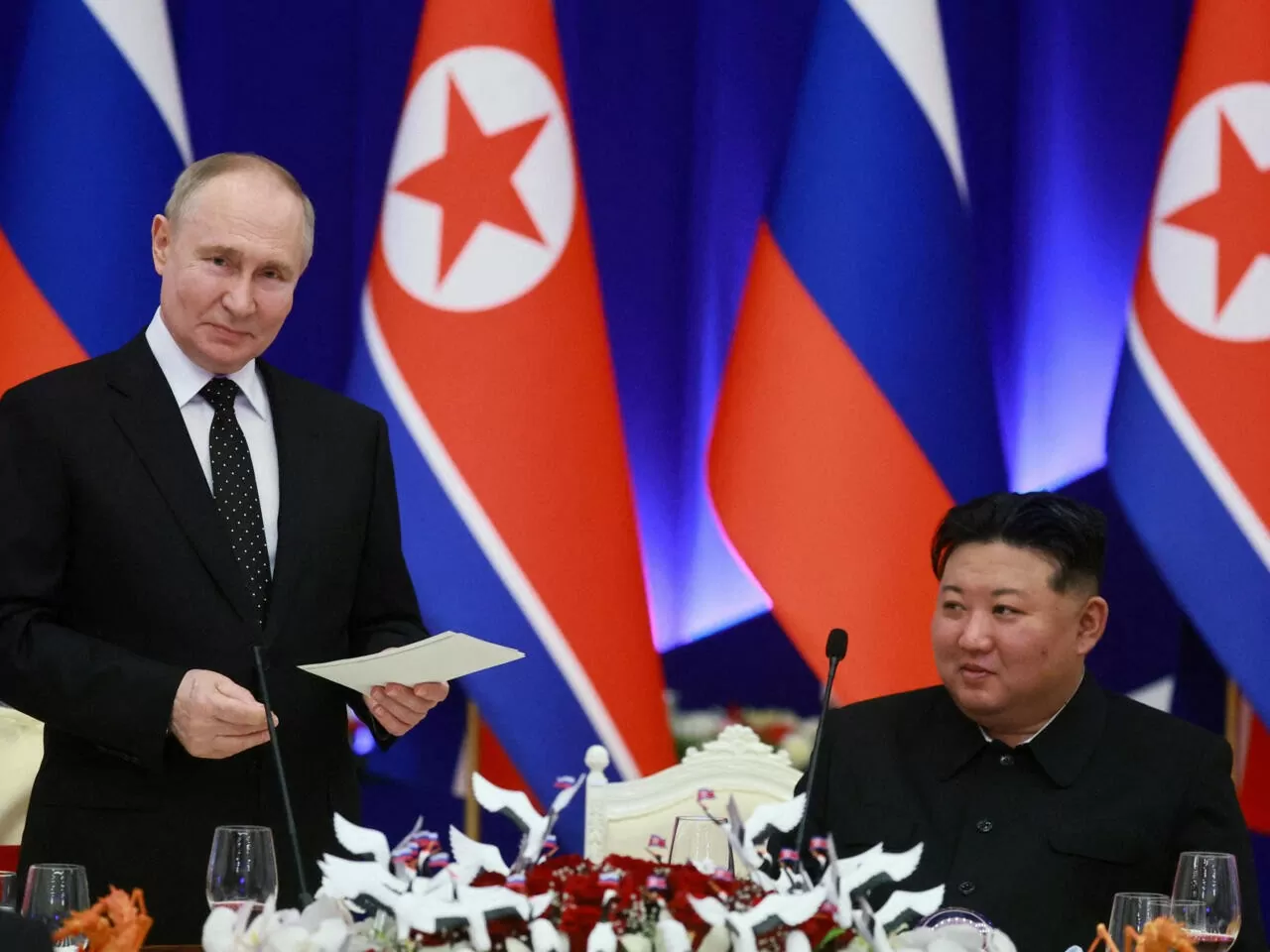 EU trừng phạt toàn diện vào hợp tác quân sự Nga-Triều Tiên, Mỹ hợp sức, Nga nói bị dồn đến 'lằn ranh đỏ' EU trừng phạt toàn diện vào hợp tác quân sự Nga-Triều Tiên, Mỹ hợp sức, Nga nói bị dồn đến 'lằn ranh đỏ'