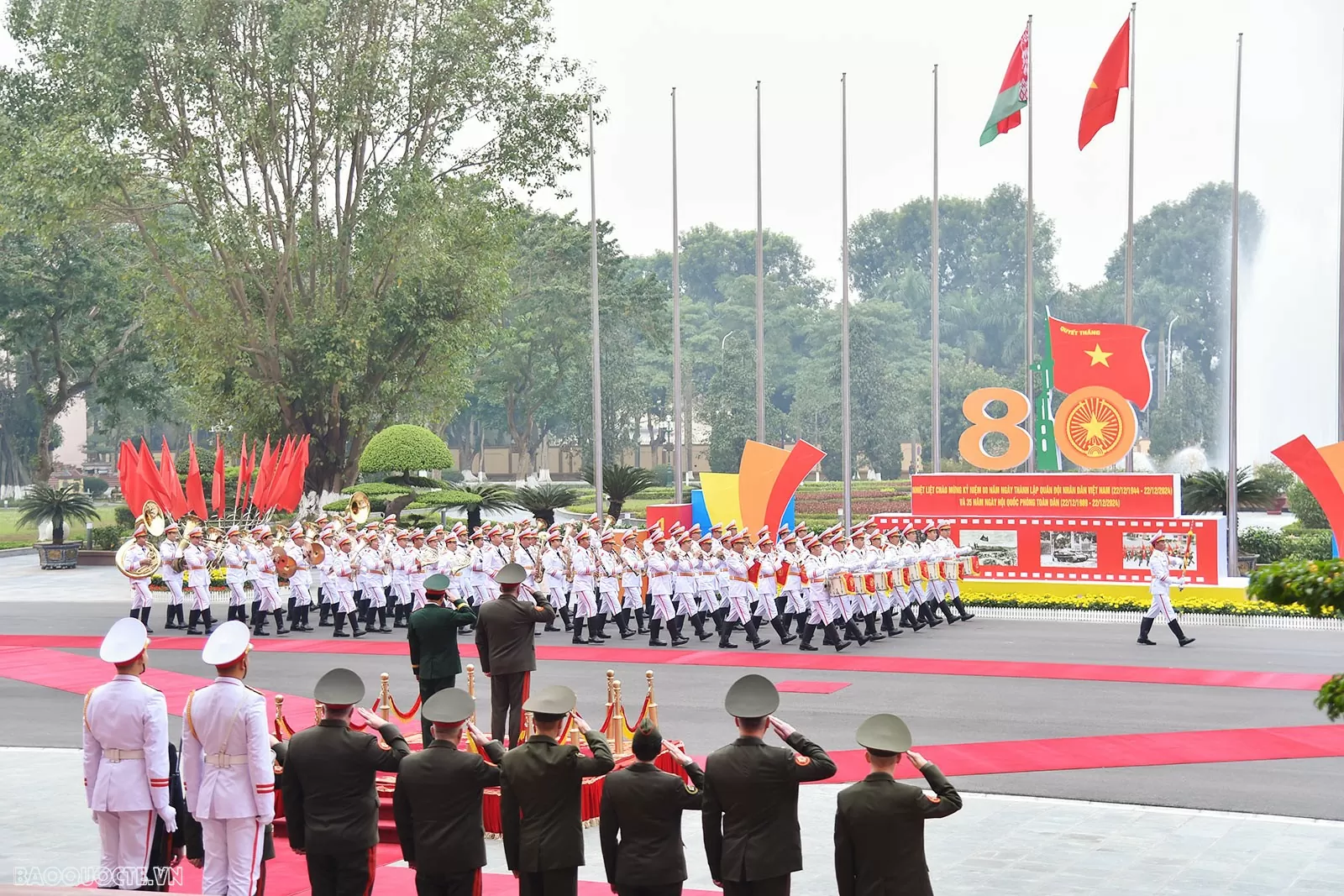 Tại hội đàm hai bên cũng trao đổi về tình hình thế giới, khu vực và những vấn đề cùng quan tâm. Về vấn đề trên biển, Đại tướng Phan Văn Giang khẳng định, quan điểm nhất quán của Việt Nam là giải quyết tranh chấp bằng biện pháp hòa bình, trên cơ sở luật pháp quốc tế, trong đó có Công ước Liên hợp quốc về Luật Biển (UNCLOS) năm 1982; thực hiện đầy đủ Tuyên bố về ứng xử của các bên ở Biển Đông (DOC) và sớm hoàn tất việc ký kết Bộ Quy tắc ứng xử của các bên ở Biển Đông (COC) thực chất, hiệu quả, phù hợp với luật pháp quốc tế.