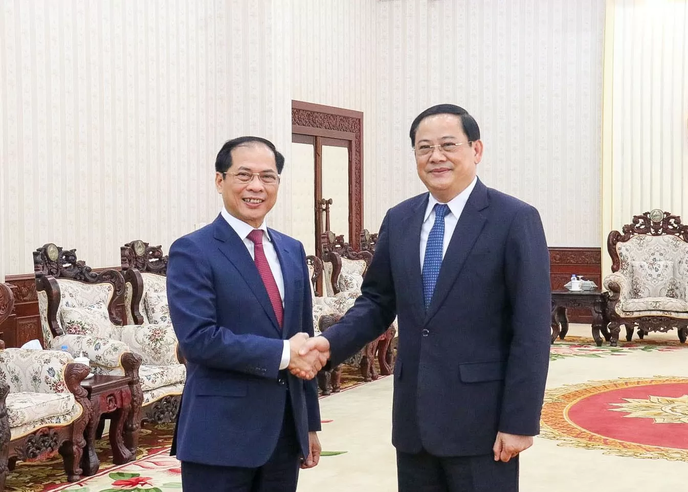 Deputy PM, Foreign Minister Bui Thanh Son had meetings with Lao leaders in Vientiane