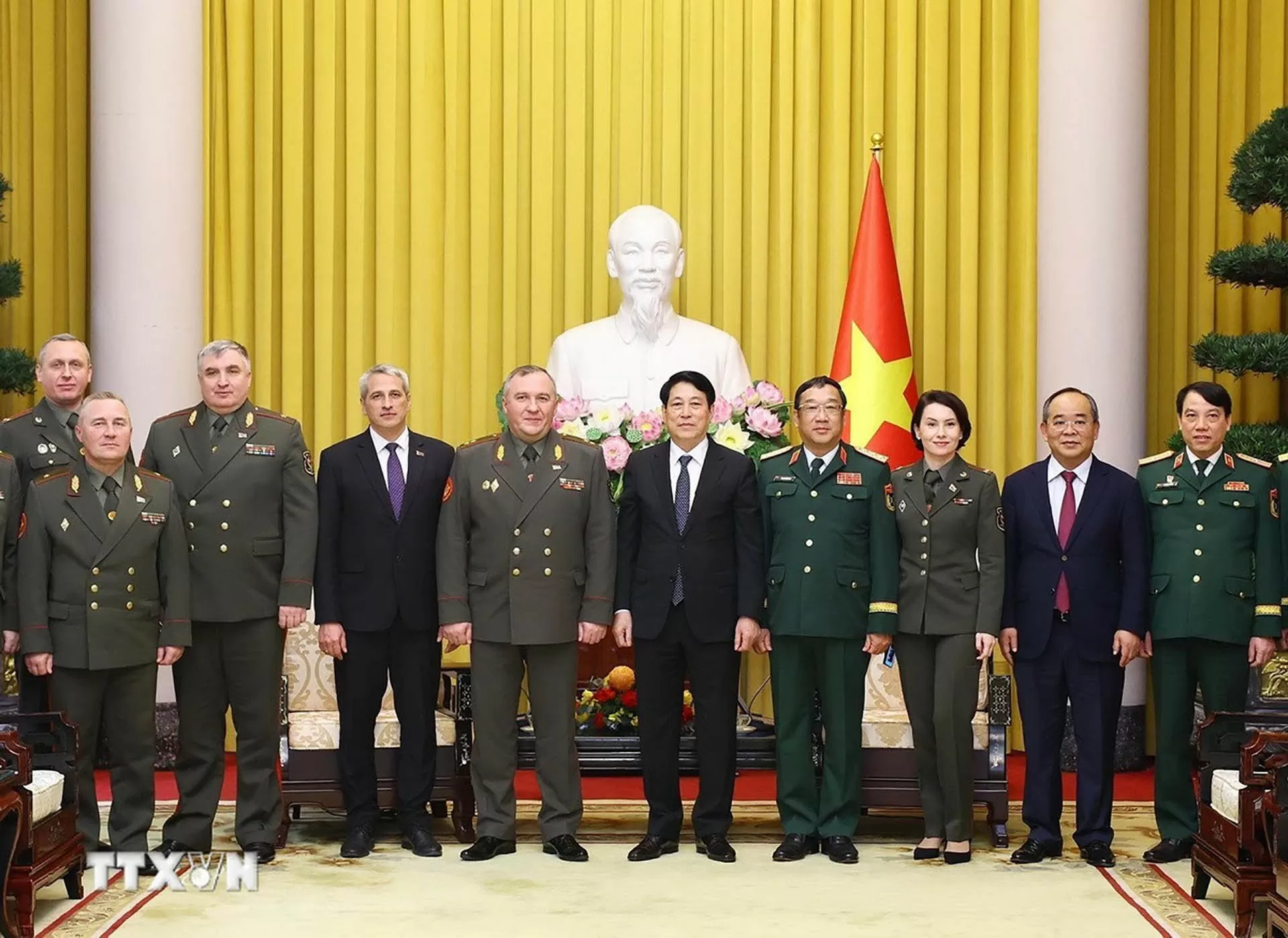 President Luong Cuong receives Belarusian Defence Minister