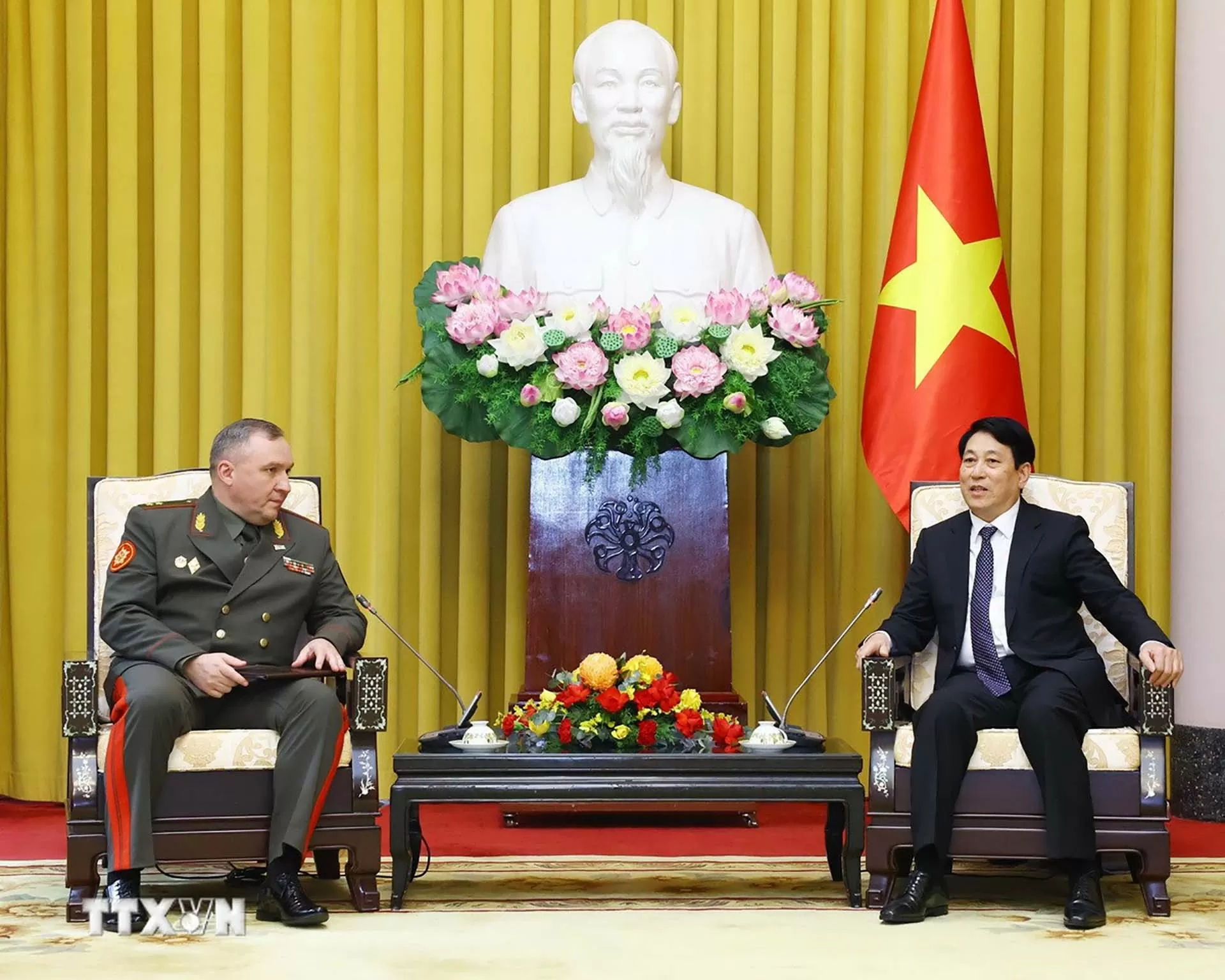 President Luong Cuong receives Belarusian Defence Minister