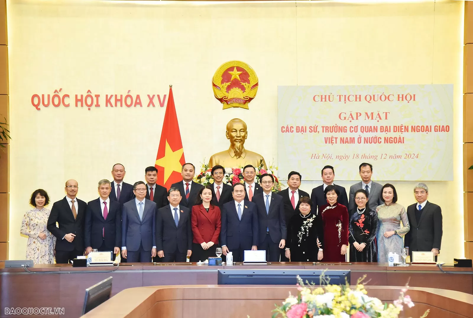 Sáng 18/12, Chủ tịch Quốc hội Trần Thanh Mẫn đã gặp mặt các Trưởng cơ quan đại diện Việt Nam ở nước ngoài nhiệm kỳ 2024-2027 do Thứ trưởng Ngoại giao Nguyễn Minh Hằng làm Trưởng đoàn. (Ảnh: Anh Sơn)